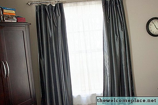 Como refrescar as cortinas de limpeza a seco
