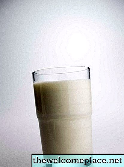 Milch mit einem Stabmixer aufschäumen