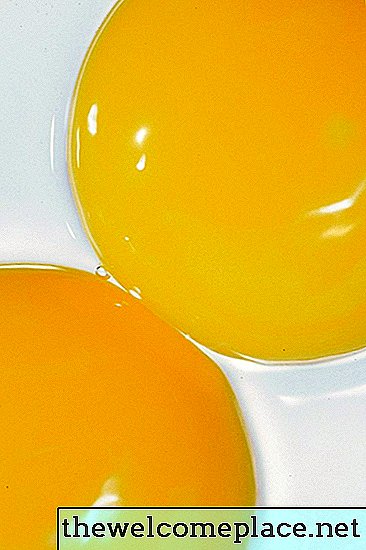 Hur man får ut en äggulafärgning från mattan