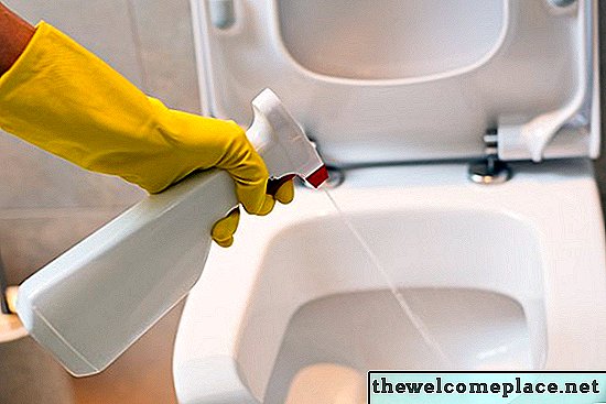 Wie man braune Ringe und Flecken aus einer Toilettenschüssel holt