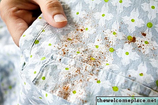 Jak zdobyć brązowe plamy ze starej tkaniny