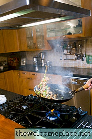 Jak dostat zápach spáleného tuku z kuchyně