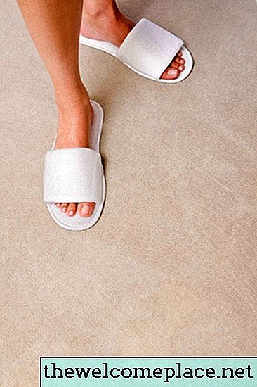 Как да свалите лепило за килими от етажите на Терацо