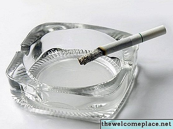 วิธีกำจัดคราบเถ้าบุหรี่ออกจากพรม