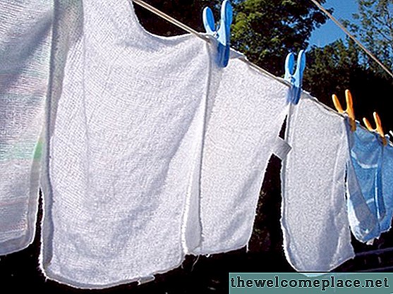 Hvordan få klær hvite når fargestoff blør i en vaskemaskin