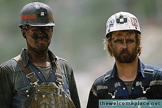 כיצד להוציא עפר פחם מבגדי עבודה
