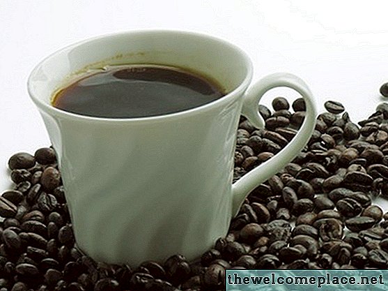 Как да извадите петна от кафе от дънки
