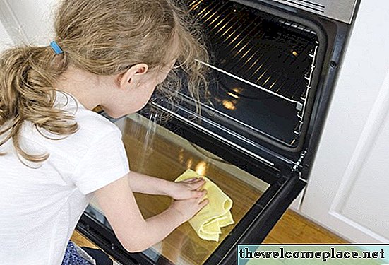 Cómo quitar el limpiador de horno fácil de un piso de linóleo