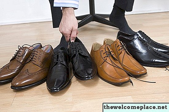 Cum să scoți polonezul cu unghii din pantofi de piele de căprioară