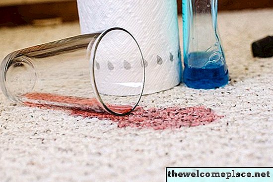 Hvordan få Kool-Aid ut av hvitt teppe