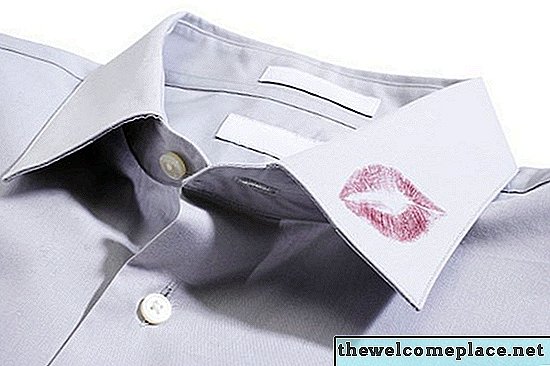Wie man Lippenstift aus der Kleidung holt