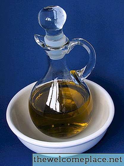 Cómo sacar aceite de oliva del cuero