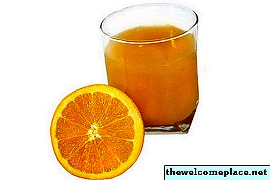 كيفية الحصول على بقع عصير البرتقال من الجلد