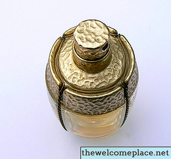 Cara Menghasilkan Bau Parfum dari Botol