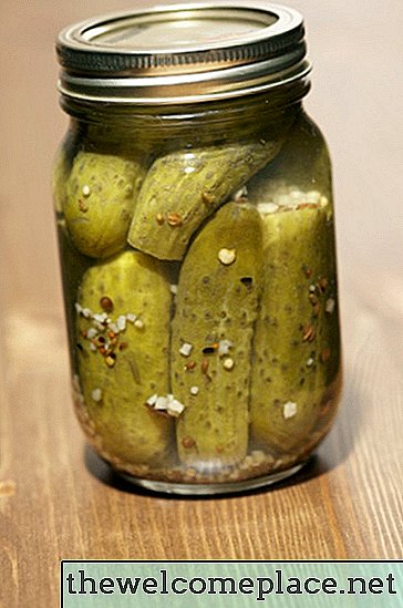 Sådan får du pickle lugt ud af en pickle krukke