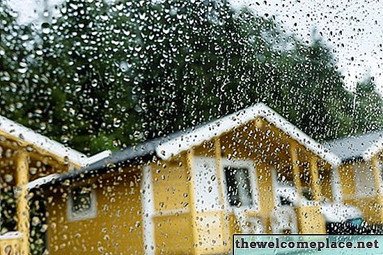Como fazer com que a água da chuva flua para longe de sua casa