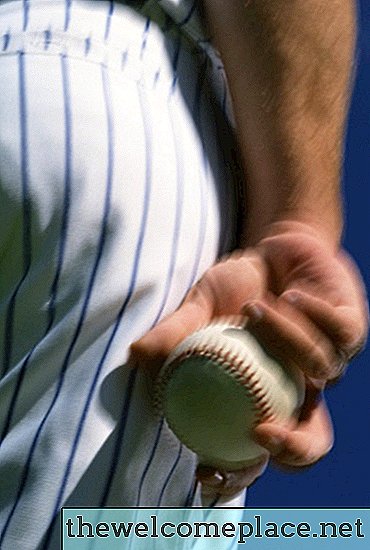 Как да извадите червена мръсотия от бейзболни панталони