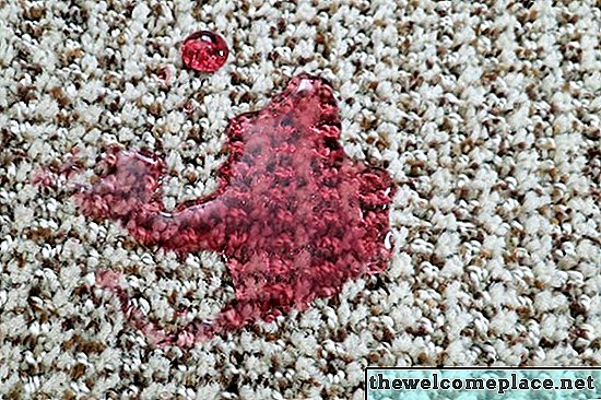 Cómo sacar una mancha roja de la alfombra