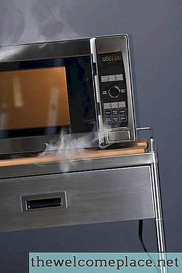 Come sbarazzarsi di un segno di bruciatura all'interno di un forno a microonde