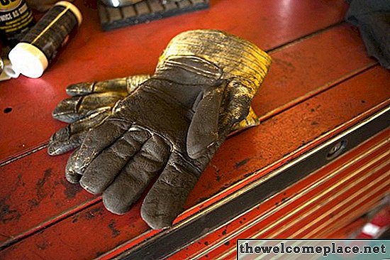 Wie man Gasgerüche aus Handschuhen beseitigt