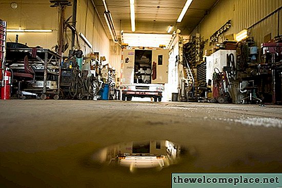 Kako se riješiti mirisa benzina na podu garaže