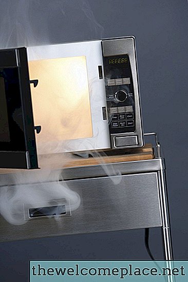 Cum să scapi de un miros de plastic topit în cuptorul cu microunde