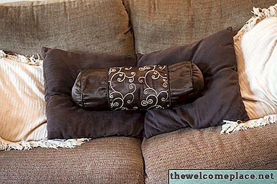 Hur man kan bli av med lukt från en ny soffa