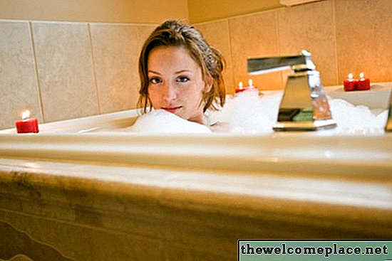 Hoe zich te ontdoen van kleine wormen in uw badkuip