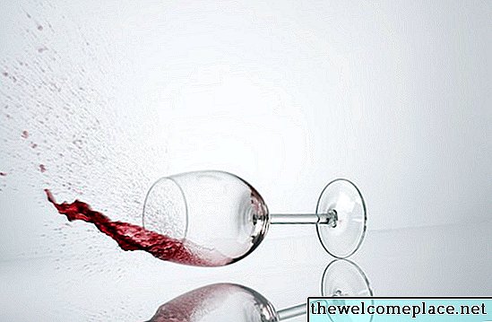 Jak se zbavit rozlité vůně vína v koberci
