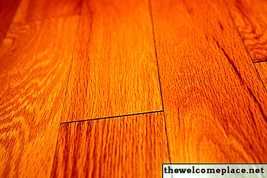 Hoe zich te ontdoen van verf op een houten vloer