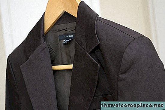 Cómo deshacerse de un olor a sudor en una chaqueta de traje