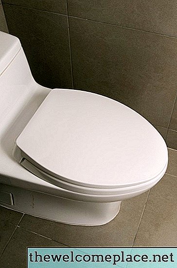 Wie man Uringeruch in der Fliese um eine Toilette loswird