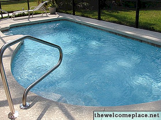 Hur man kan bli av med vattenform i en pool