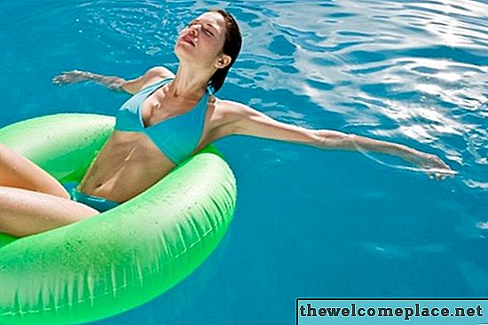 Kako se znebiti belih plavajočih stvari na vrhu vode v bazenu