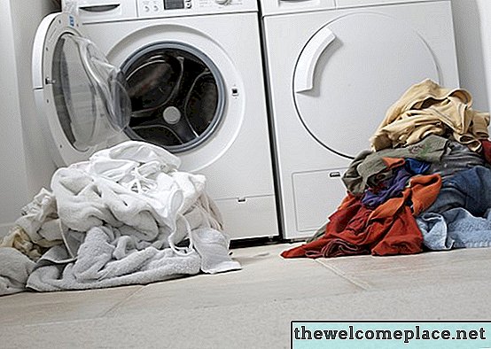 Hvordan bli kvitt hvitt lo på våte svarte klær i vaskemaskinen