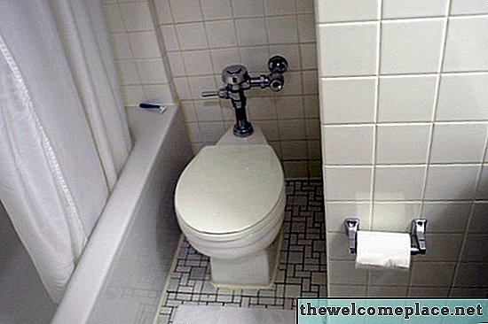Wie man Würmer von der Basis einer undichten Toilette loswird