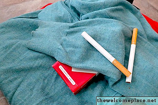 Wie man den Geruch von Zigarettenrauch aus der Kleidung bekommt