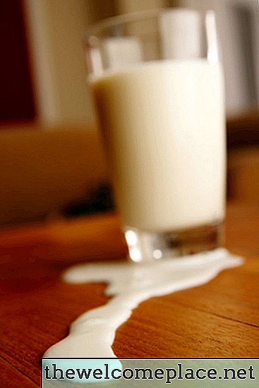 Hvordan få lukten av sur melk ut av en beholder