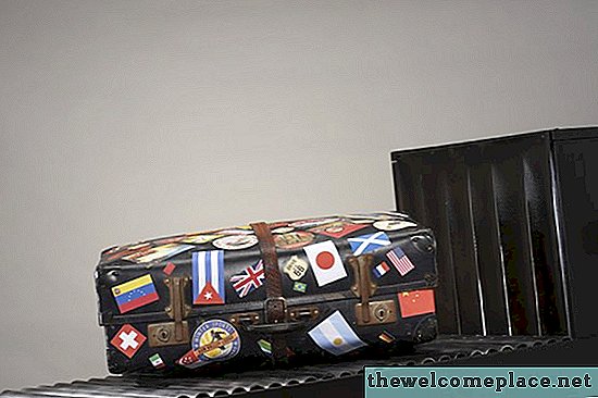 كيفية الحصول على الرائحة من حقائب السفر