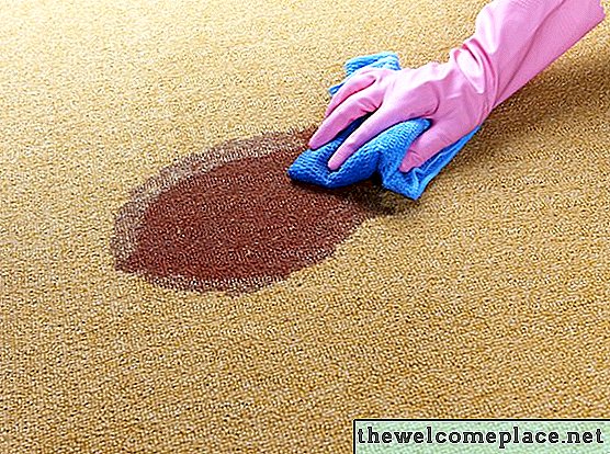 Как да извадите петна от сода от килим