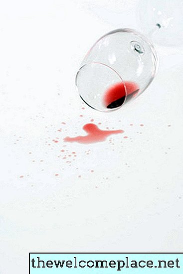 こぼれたワインをマイクロファイバーソファから取り出す方法