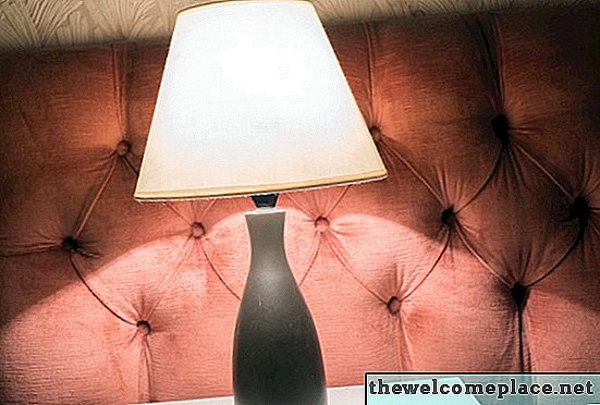 So entfernen Sie Flecken von einem Lampenschirm