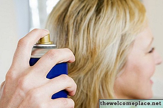 Cómo obtener un spray de cabello pegajoso en los pisos de azulejos del baño