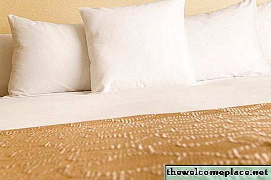 Як вивести жовті плями з подушок