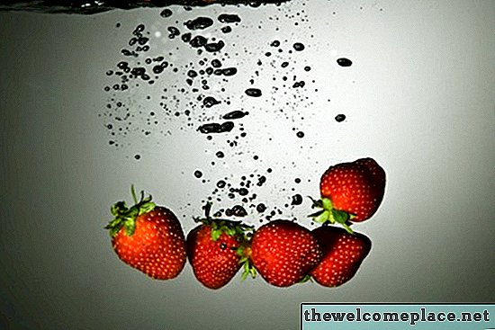 Wie man Erdbeeren unter einem Licht wachsen lässt