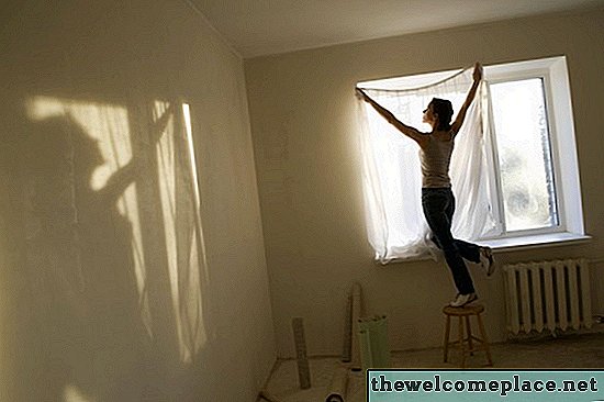 Wie man Vorhänge über einen Heizkörper hängt