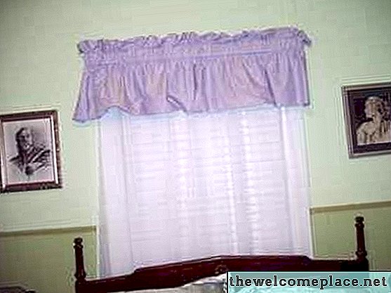 Como pendurar cortinas com uma saia