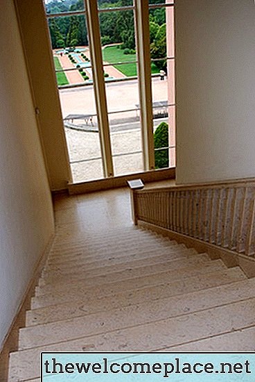 Cómo colgar paneles de yeso en paredes de escaleras
