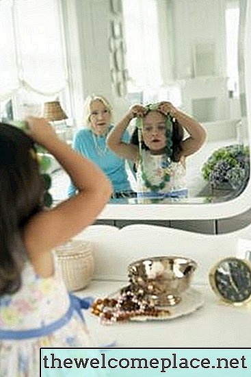 Comment accrocher un miroir lourd sur une cloison sèche