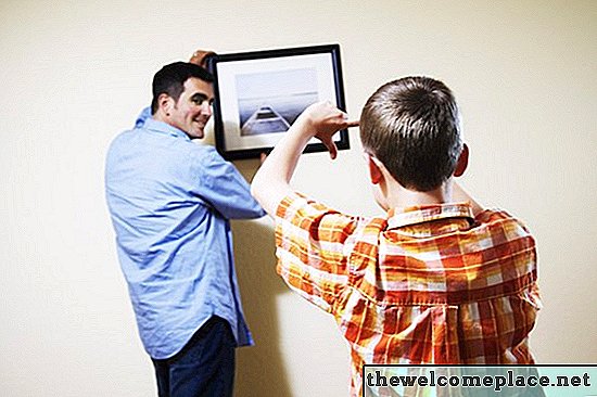 Cómo colgar cuadros en paredes de casas móviles